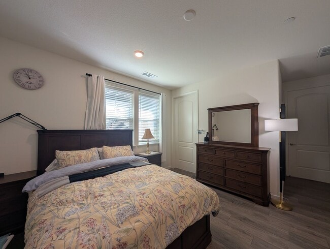 Building Photo - Newer 2 bedroom 2 bath home available!