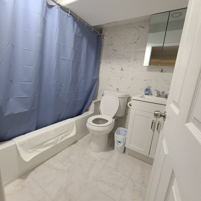 Full bathroom - 1119 43rd St