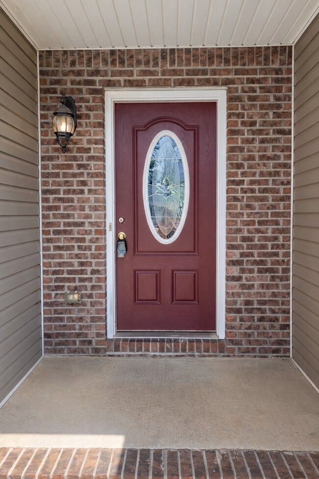 Building Photo - $1800 3 Bedrooms 2.5 Bath Brick Home with a bonus room!