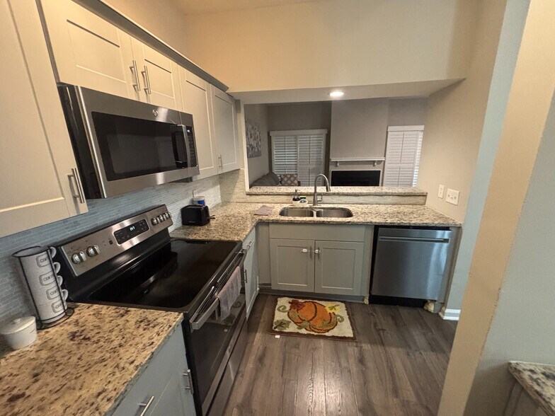 Building Photo - Room in Condo on Winterpointe Ln