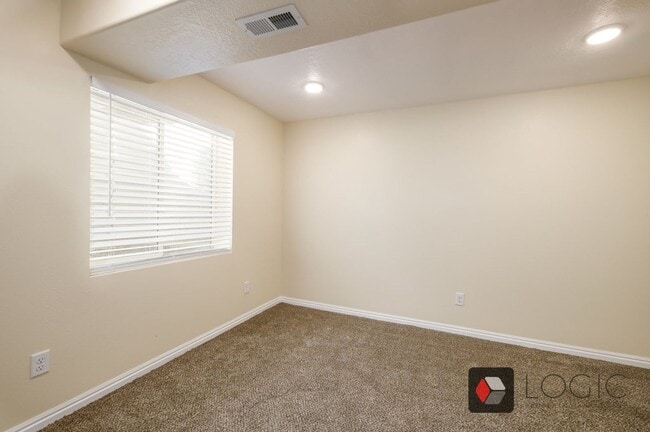 Building Photo - Stunning Single Family Home In Excellent L...