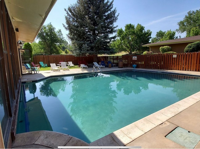 Building Photo - 501 Golden Cir