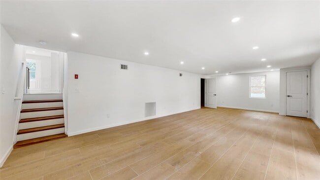 Building Photo - 706 Longacre Ave