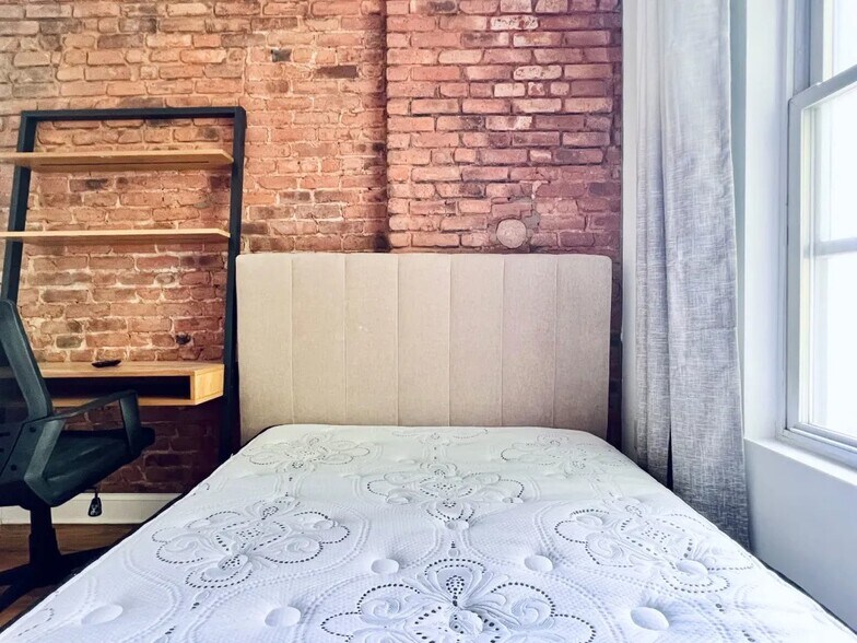 Building Photo - Furnished room/NOT APARTMENT