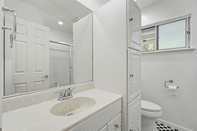 Building Photo - Beautiful Spacious 3-bedroom 1.5-Bath Home in Concord!