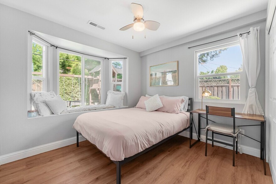 Building Photo - 2326 Cherry Ave