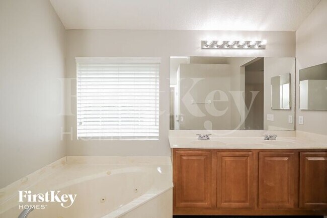 Building Photo - 1909 Holly Oak Dr