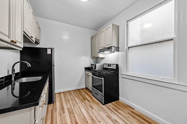 Building Photo - Cozy, Modern 1BR Close to it All!