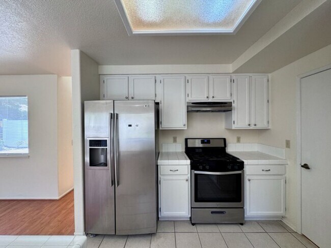 Building Photo - Spacious 3 Bedroom Home with High Ceilings...
