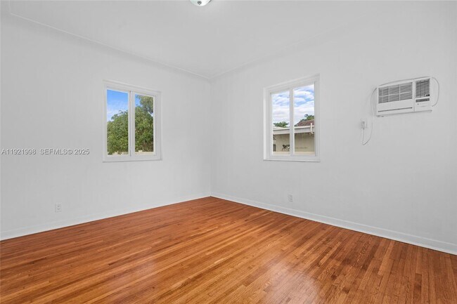 Building Photo - 201 S Biscayne River Dr