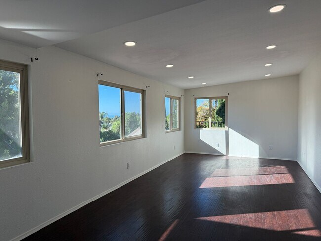 Building Photo - Ventura Hillside Beauty with 3 bedrooms, a...