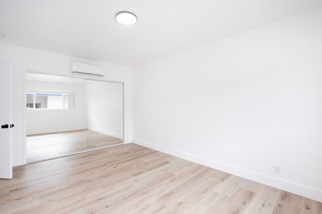 Building Photo - Recently Renovated 1 Bed / 1 Bath Apartmen...