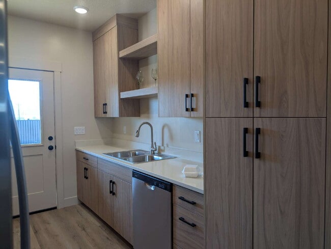 Building Photo - Quality 3 Bedroom 2 Bath