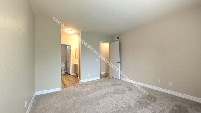 Building Photo - Highly Updated 2-Bedroom Condo in Prime Mi...
