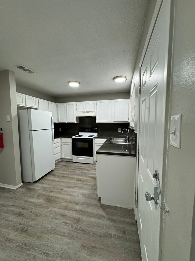 Building Photo - 2 bedrooms 1.5 bath townhome