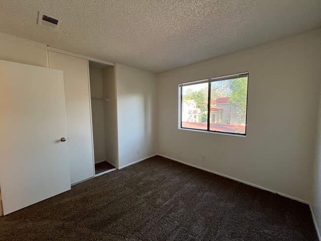 Building Photo - MOVE-IN READY 4+2.5 w/family room + large primary suite!