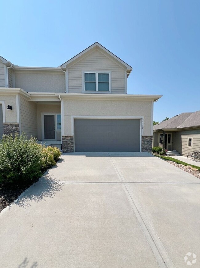 Building Photo - SEE IT NOW: Modern 3-Bedroom Townhome with...