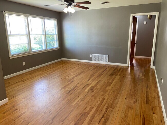 Building Photo - Spectacular Home With Classic Flair Locate...