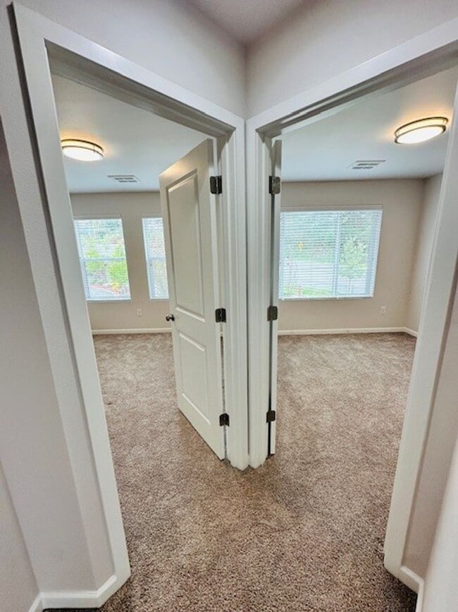 Building Photo - 3Bd/2.25Ba Seattle Townhouse