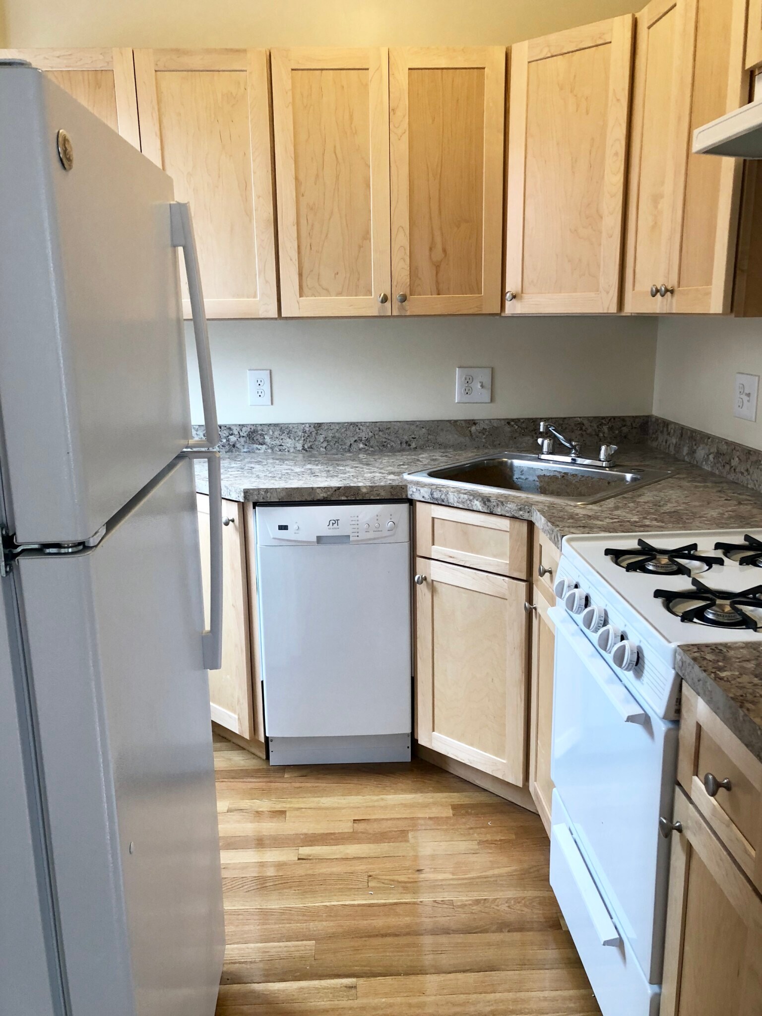 Building Photo - 842 Beacon St