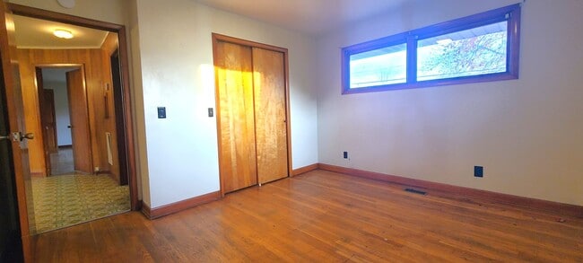 Building Photo - HALF OFF FIRST MONTH RENT! Single family brick home with full unfinished bsmt & detached garage