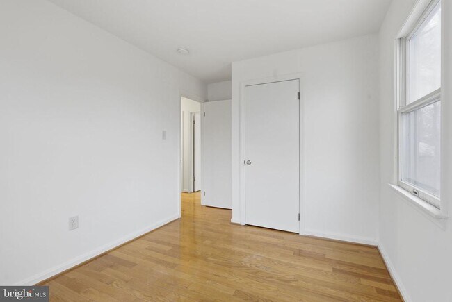 Building Photo - 4904 Hollywood Rd