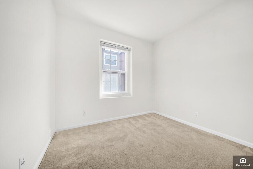 Building Photo - 584 De Guigne Dr