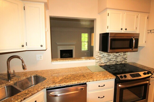 Building Photo - 2-Bedroom Condo on the Sugar Creek Greenway!