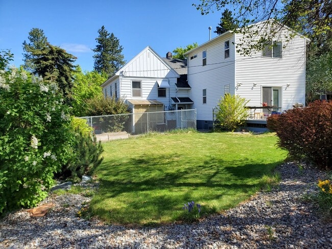 Building Photo - Spacious South Hill Home