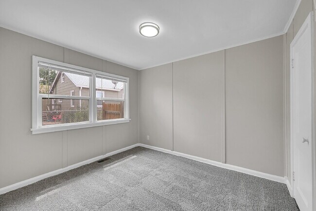 Building Photo - $1,150 - 2 Bed, 1 Bath Updated Unit in She...