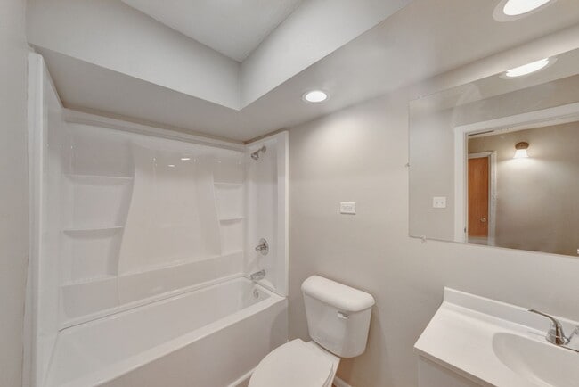 Building Photo - Newly remodeled ranch home