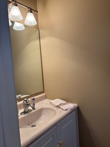 Building Photo - 637 Muhlenberg Dr