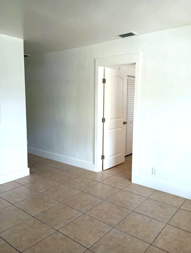 Building Photo - 2905 E 8th Ave