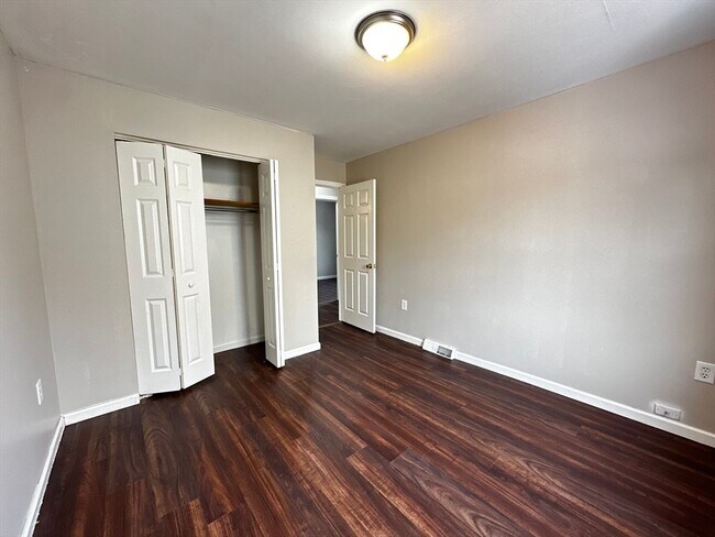 Building Photo - 6 Maple St