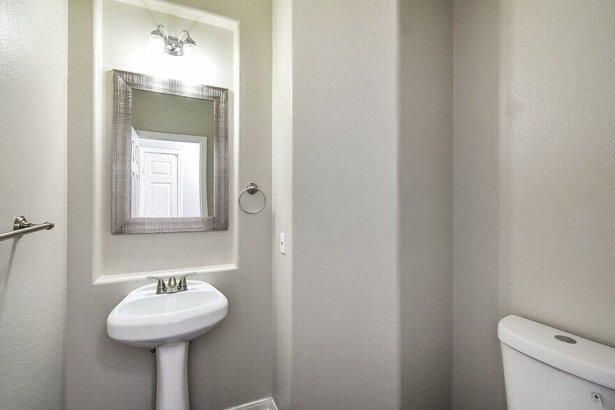 Building Photo - 324 Point Loma Ave