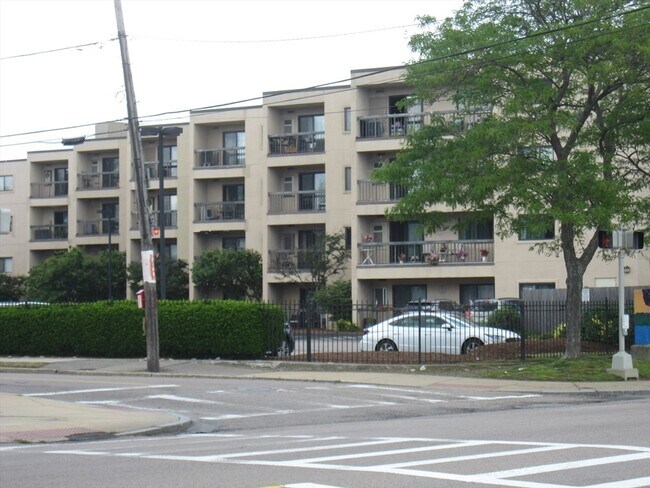 Building Photo - 677 Quincy Shore Dr