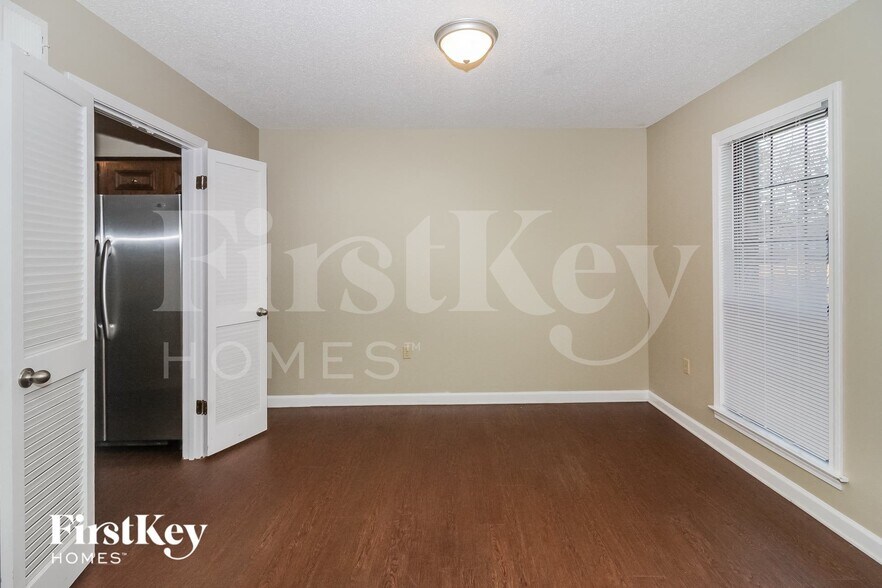 Building Photo - 3333 Summerhill Dr