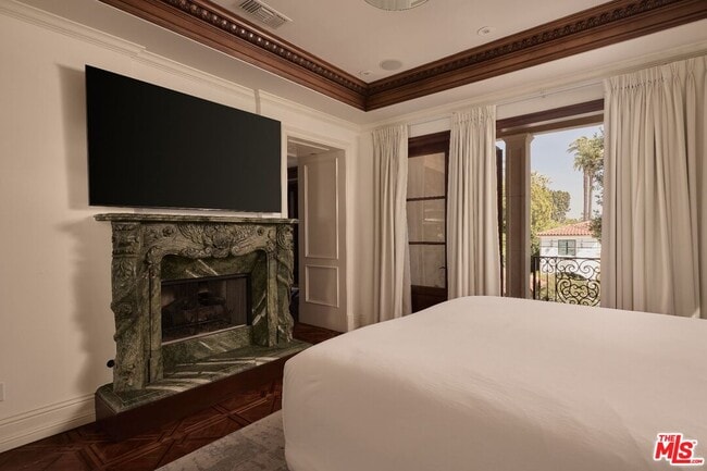 Building Photo - 614 N Palm Dr