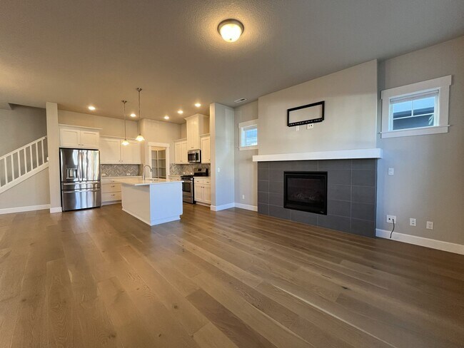 Building Photo - 3-Bedroom Home in Reed’s Crossing with Luxurious Primary Suite & Open Floor Plan, Fireplace, Wash...