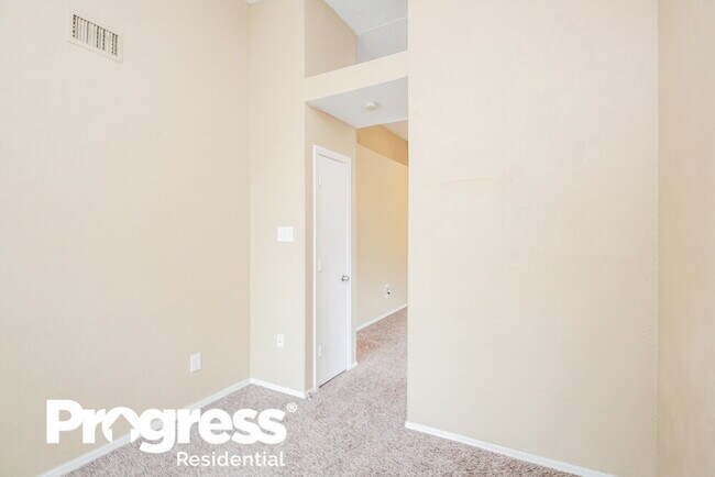 Building Photo - 7817 Clairmont Ave