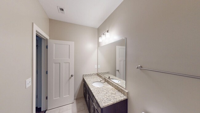 Building Photo - Studio Apartment in Melrose Heights- Close...