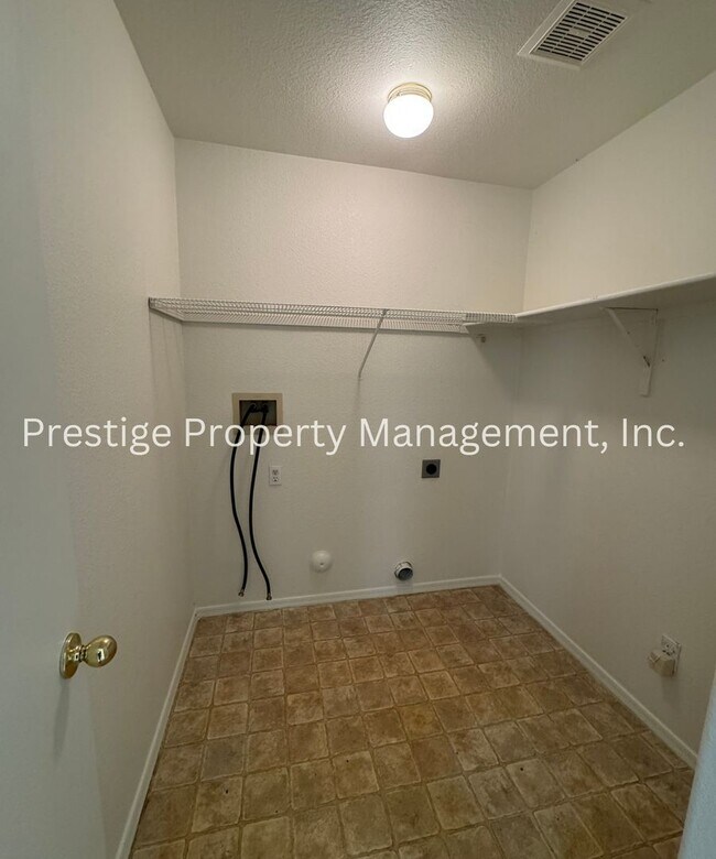 Building Photo - This charming 3+den/2 Bath East Home Is just What You Need!!