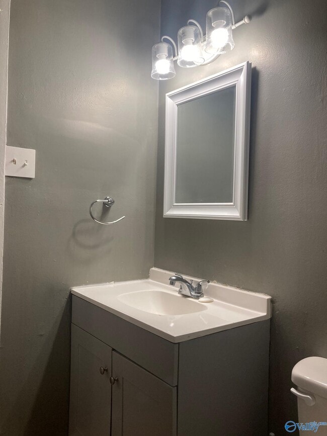 Building Photo - 702 Mastin Lake Rd NE