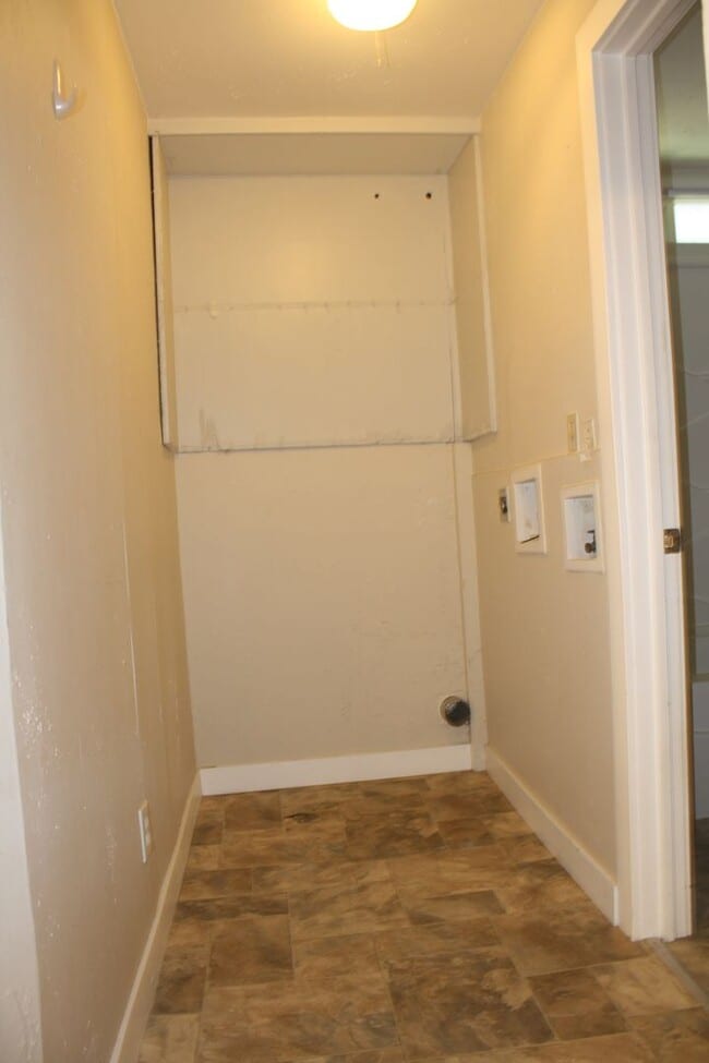 Building Photo - 2/3rd acre lot! 1 bdrm 1 bath. Store your ...