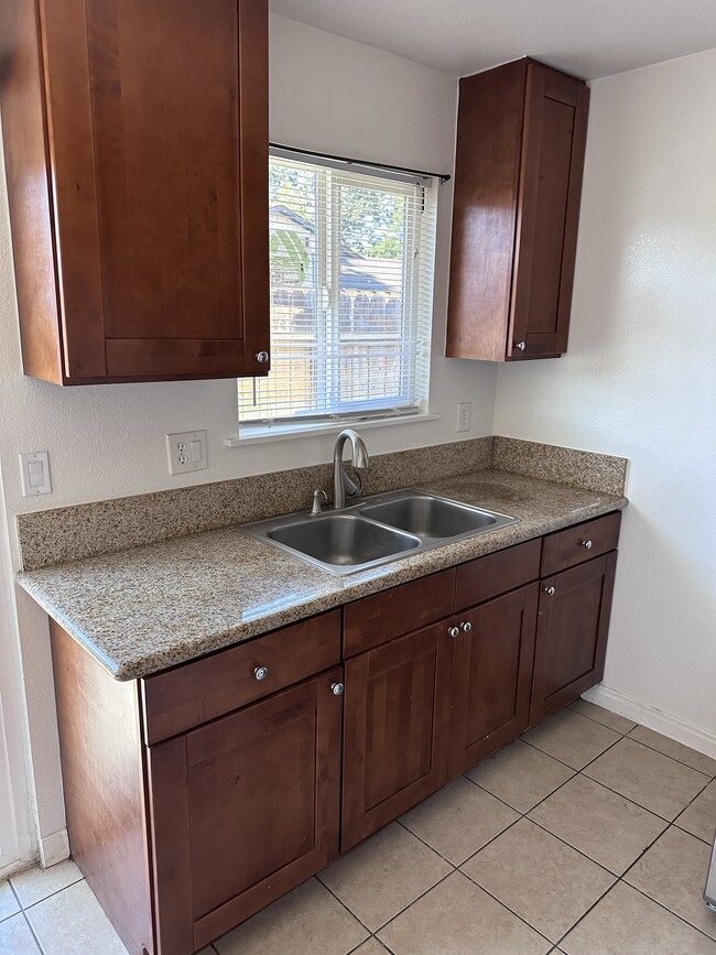 Kitchen - 1784 River Dr