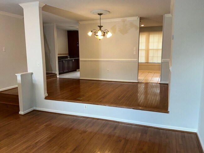 Building Photo - Very well maintained 3BR 3.5BA 3 level Colonial Townhome with fully fenced yard