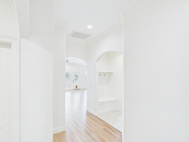 Building Photo - Modern Comfort: 3 Bed, 2 Bath with Garage & Large Pantry