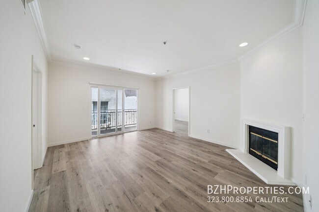 Building Photo - 2334 S Bentley Ave