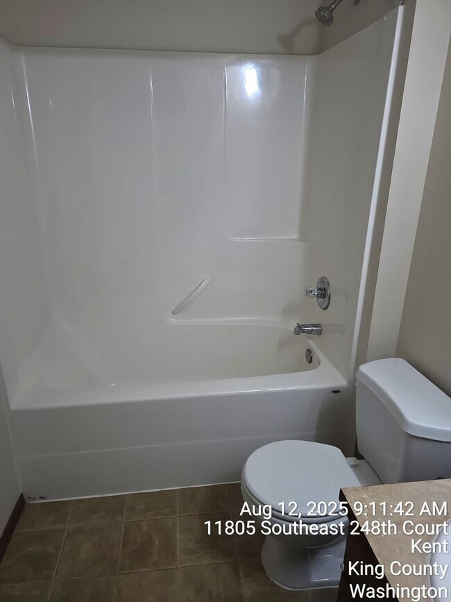 Building Photo - East Hill Kent 4 bedroom 2.5 bathroom with...