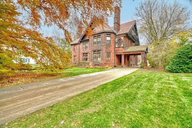 Building Photo - 987 East Ave